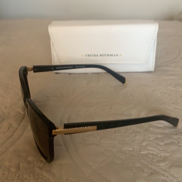 Frieda Rothman Over Size Black w/ Gold Sunglasses - Picture 2 of 7